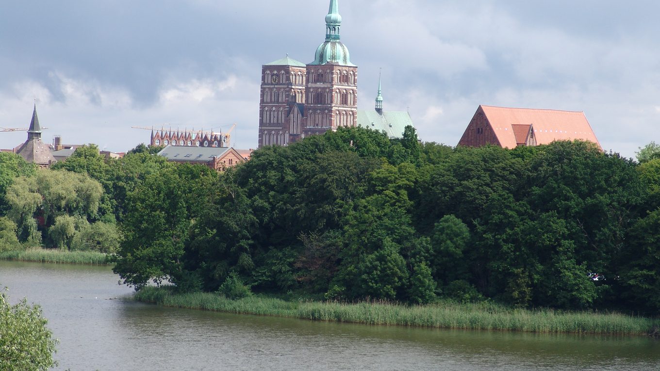 Blick über das Wasser auf die Altstadt der Hansestadt Stralsund