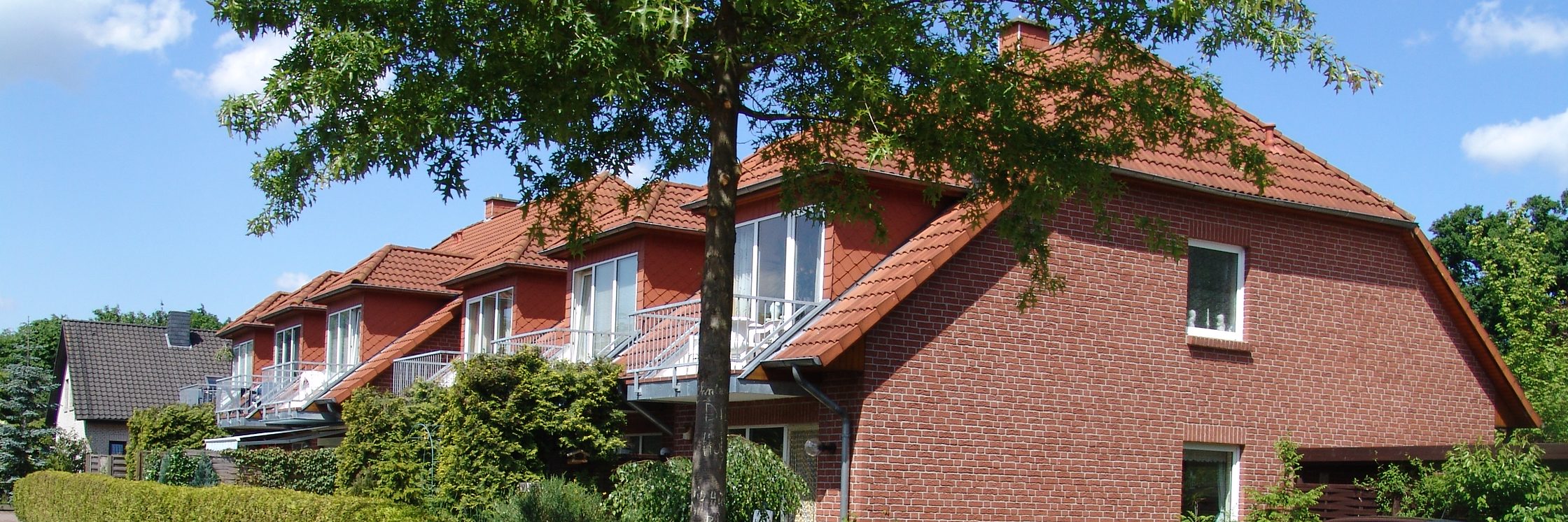 Von uns verwaltete Wohnanlage in Oldenburg: Klinkerhäuser mit roten Dächern